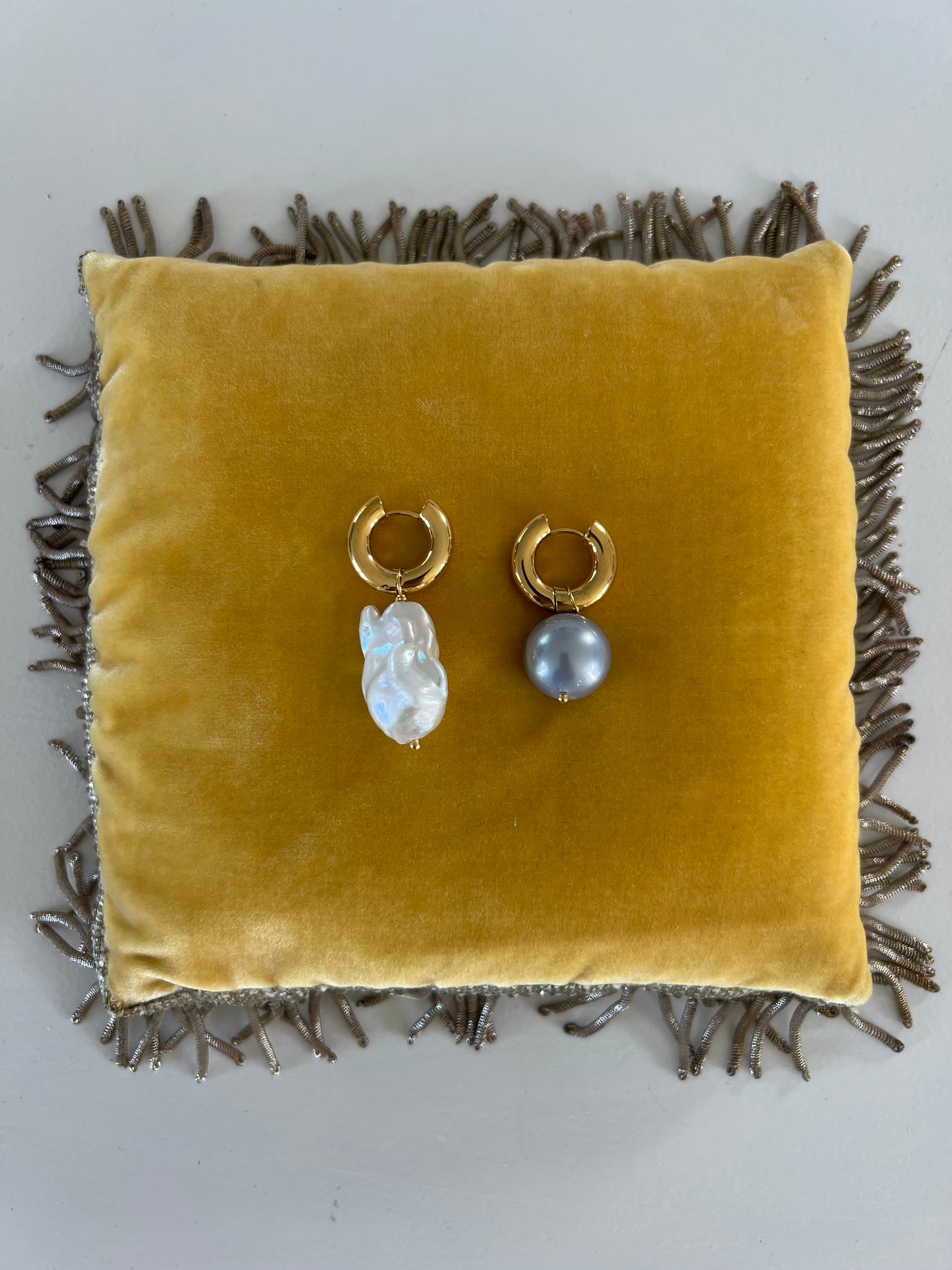 Earrings - Mismatch pearl
