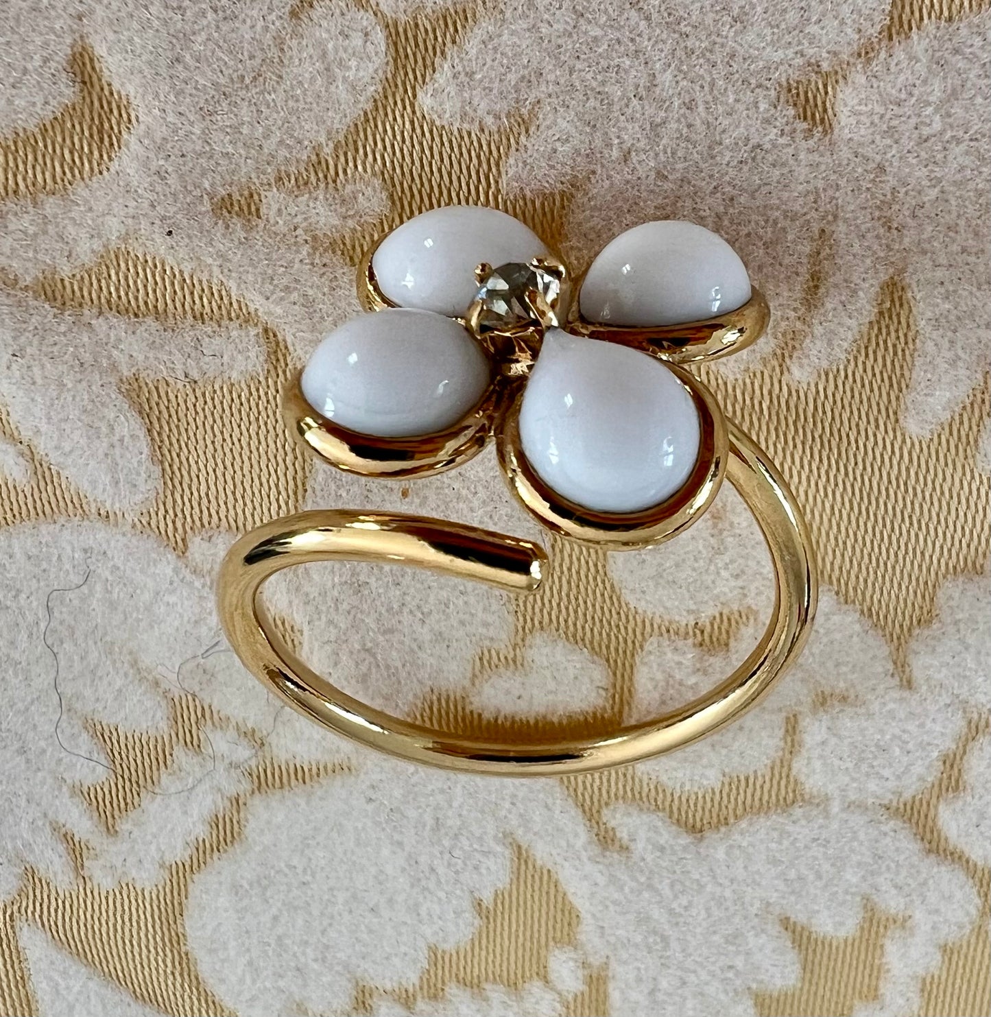 Ring - Luna White
