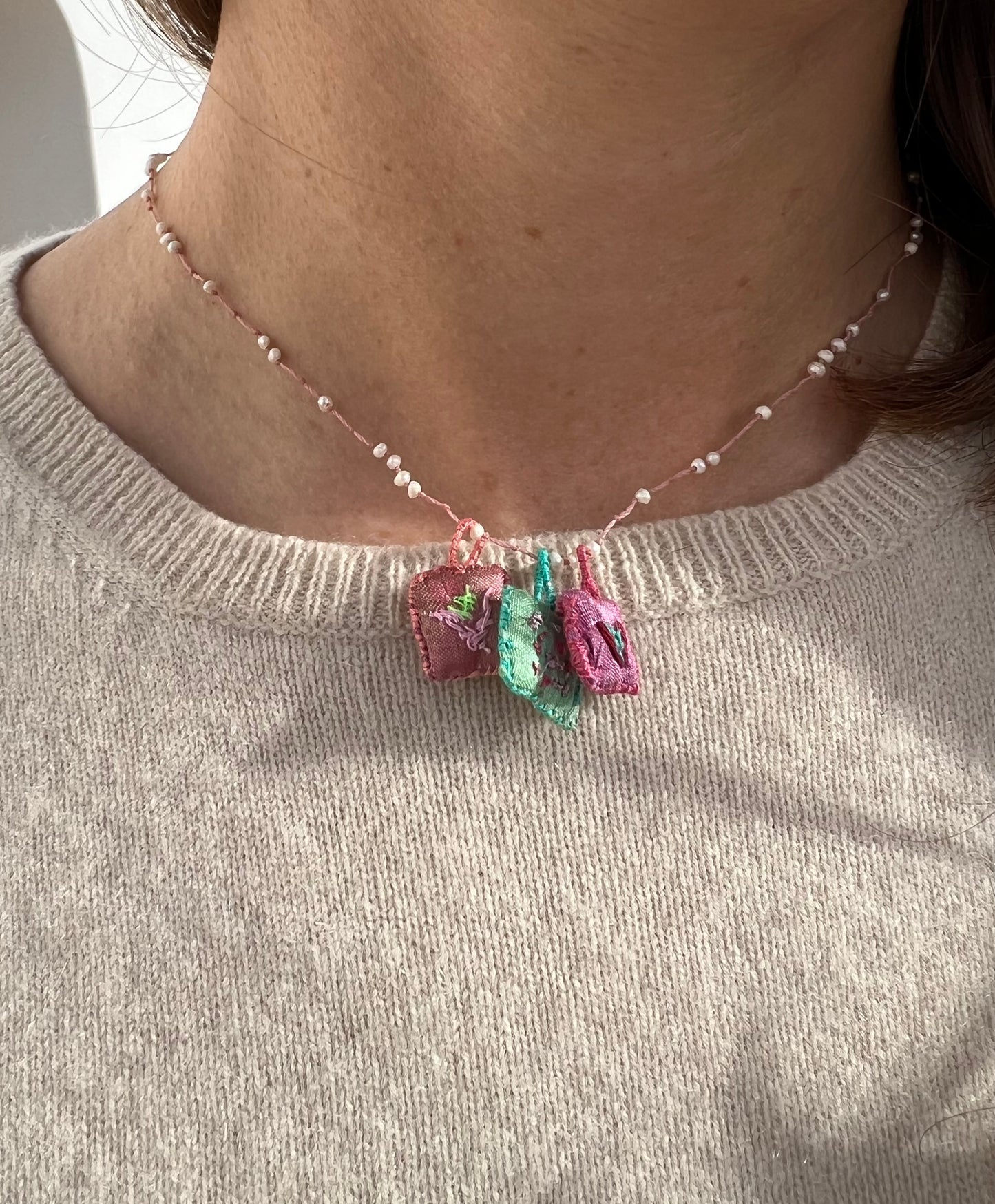 Necklace - Sophia Mother pearl necklace With Fushia, green Cushions